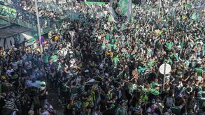 Milhares de adeptos junto ao Estádio do Sporting sem respeitar distanciamento