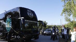 Acesso vedado à Academia Sporting não impediu apoio dos adeptos na saída da equipa