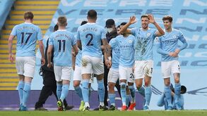 Manchester City sagra-se campeão inglês 'no sofá' após derrota do United