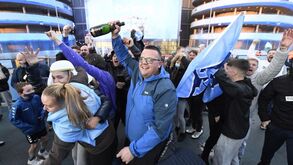 Man. City recupera 'trono' da Premier League e adeptos fazem a festa junto ao Etihad