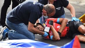 Mikel Landa tem alta hospitalar após queda no Giro e regressa a Espanha para ser operado