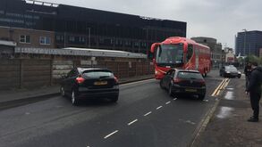 Adeptos do Man. United tentaram bloquear autocarro do Liverpool mas terão sido enganados