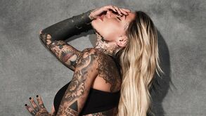 Erotismo tatuado no corpo de Zoe Cristofoli