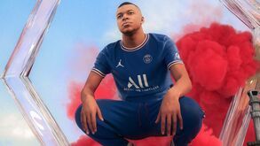 Paris SG apresenta camisola para a próxima época e mostra que conta... com Mbappé 