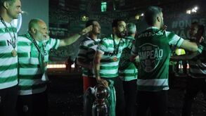 Da pressa de Amorim para entrar no autocarro à loucura dos 'miúdos': Sporting mostra tudo sobre a noite do título