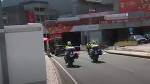 Autocarro do Benfica chegou à Luz com segurança muito apertada		
