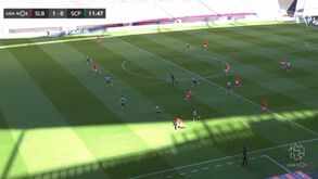 Seferovic picou a bola sobre Adán e colocou o Benfica a vencer o Sporting