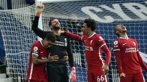 «Deus pôs a mão na minha cabeça»: Alisson emocionado após marcar golo da vitória do Liverpool 