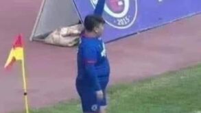 Milionário compra clube e obriga o treinador a colocar o seu filho de 126 kg em campo