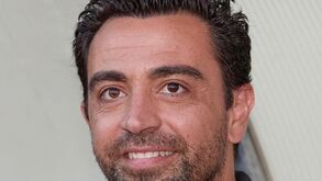 Xavi aterra em Barcelona 