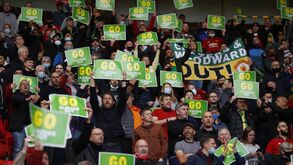 'Glazers out': adeptos do Man. United protestam no regresso às bancadas de Old Trafford 