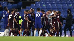 Entrada dura de Ricardo Pereira motivou 'sururu' nos minutos finais do Chelsea-Leicester 