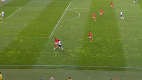 O momento da lesão de Lucas Veríssimo no V. Guimarães-Benfica