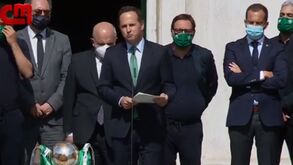 A entrega do troféu ao Benfica: jogadores do FC Porto assistiram no relvado até Otamendi erguer o troféu