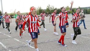Jogadores do Atlético Madrid surpreenderam adeptos no parque de estacionamento... e a festa quase descambou