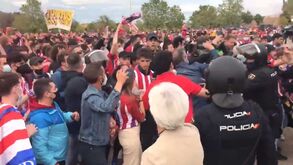 João Félix foi 'engolido' pelos adeptos do Atlético Madrid e precisou de ajuda para sair
