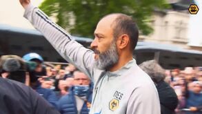 Cânticos, bandeiras de Portugal e tarjas: NES emocionado no adeus aos adeptos dos Wolves