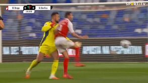 O lance que ditou a expulsão de Helton Leite na final da Taça de Portugal