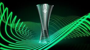 UEFA apresenta troféu da Conference League