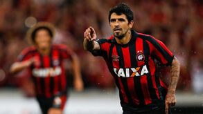 Athetico Paranaense nos 'oitavos' da Taça Sul-americana no adeus de Lucho González