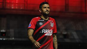 'El Comandante' despede-se do exército... mas não para sempre: Lucho González já pendurou as botas