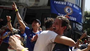 Do aeroporto à Ribeira: milhares de adeptos ingleses ao rubro nas ruas do Porto