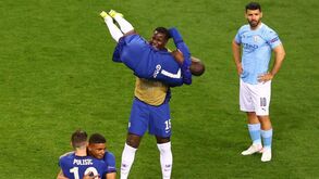 N'Golo Kanté pelos ares no meio da loucura do Chelsea