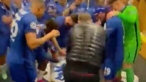 Thomas Tuchel como nunca viu: treinador do Chelsea liderou a festa no balneário 