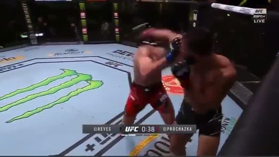 A brutal cotovelada que animou a noite de combates no UFC