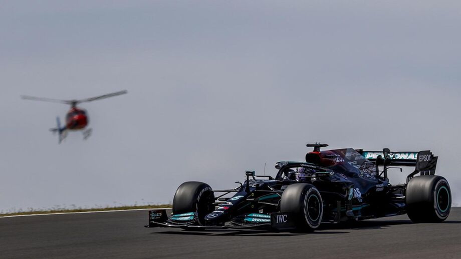 Hamilton volta a deixar marca em Portimão e fica mais perto de nova página de história