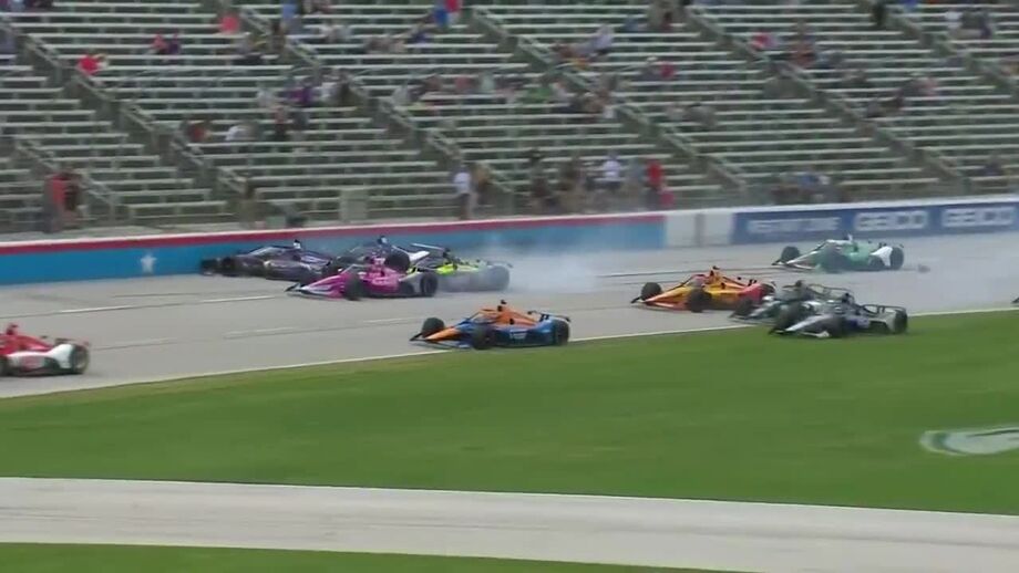 Corrida de Indy marcada por forte acidente logo no arranque