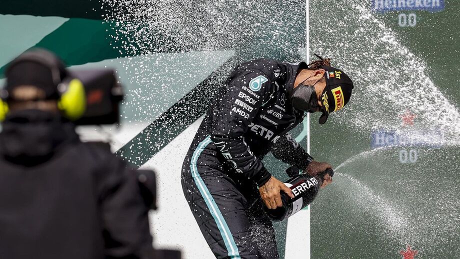 Lewis Hamilton rei do Algarve