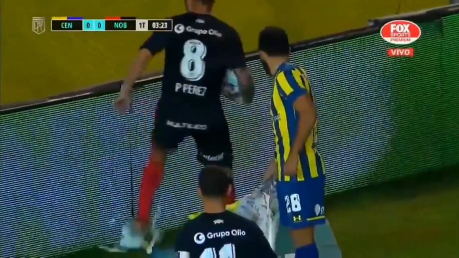 Pablo Pérez 'esmaga' drone que invadiu clássico na Argentina