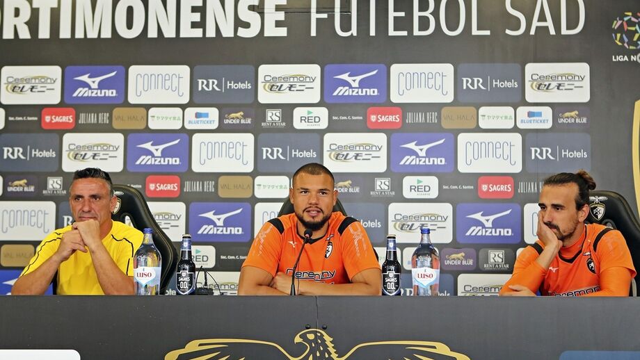 Baliza do Portimonense segura nas mãos de Samuel e Ricardo
