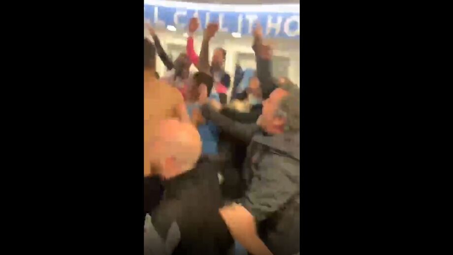 A festa dos jogadores do Manchester City no balneário ao som da música do momento