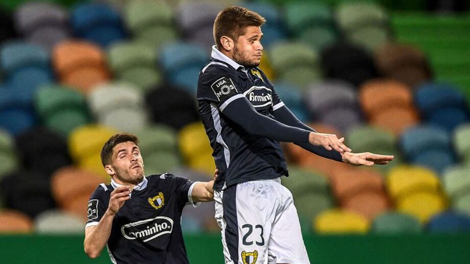 Dúvida para tirar na defesa do Famalicão
