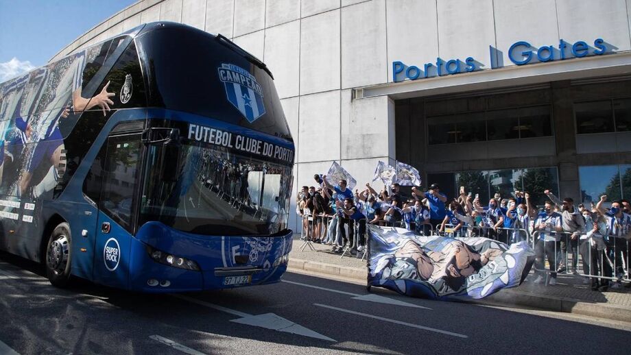 Só Corona não sentiu o 'empurrão' na partida do FC Porto para Lisboa