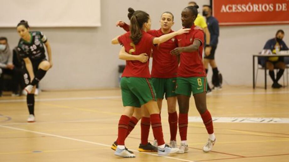 Seleção derrota Novasemente na preparação para Europeu de futsal feminino