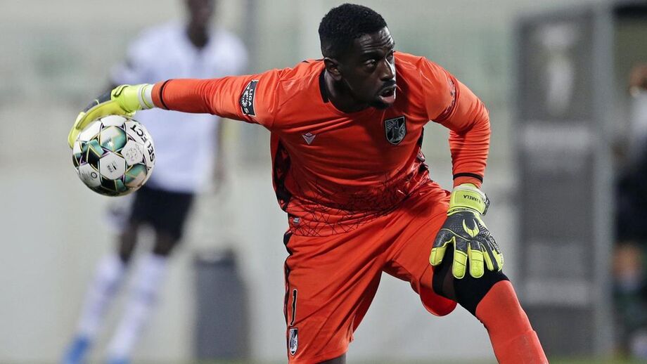 Bruno Varela perdoado segura baliza