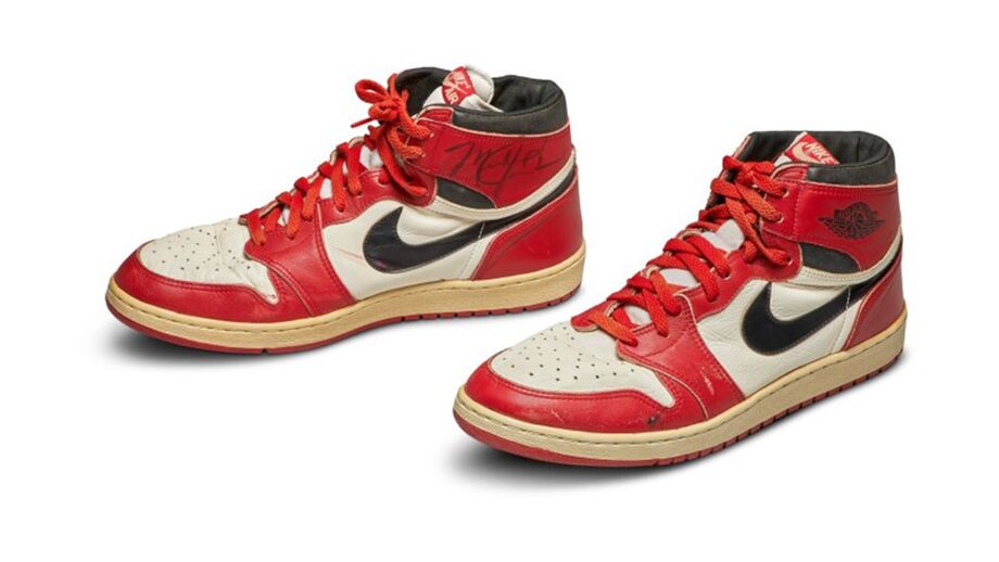 Sapatilhas usadas por Michael Jordan na época de estreia leiloadas por 126.000 euros