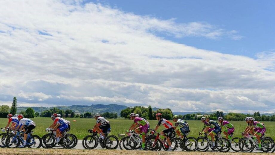 6.ª etapa do Giro em direto: grupo de ciclistas em fuga