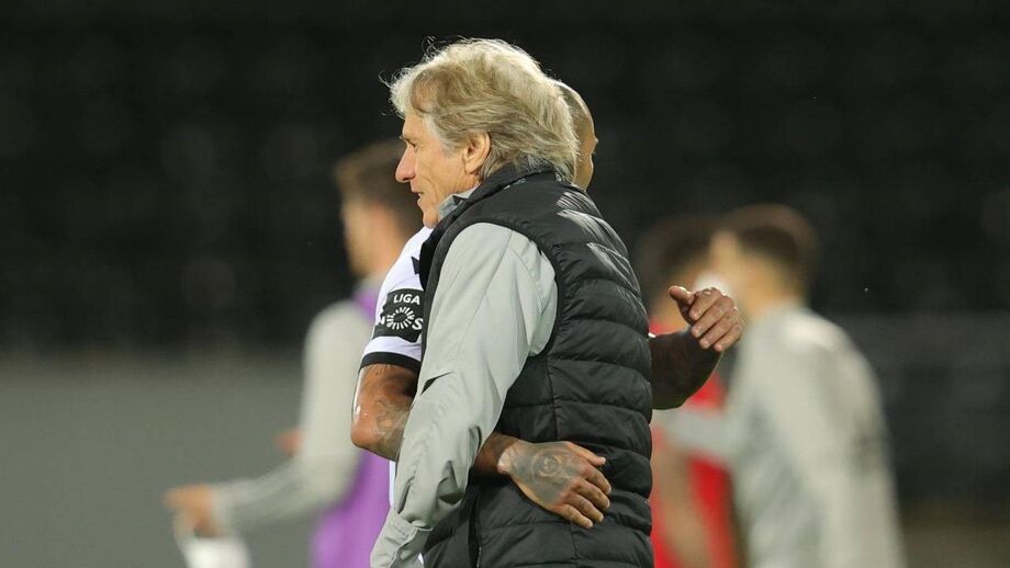 Jorge Jesus abraçou Quaresma no final do V. Guimarães-Benfica