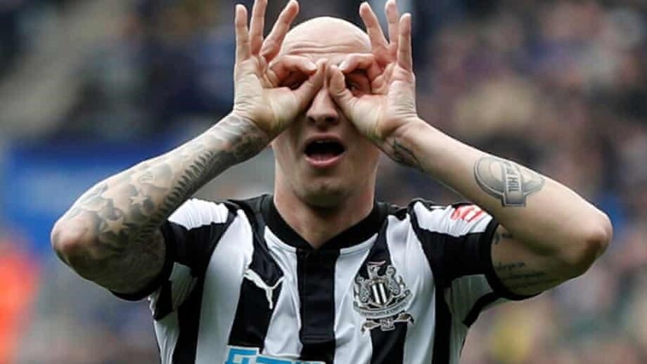Jonjo Shelvey: Desta vez o guerreiro do Newcastle perdeu um dente
