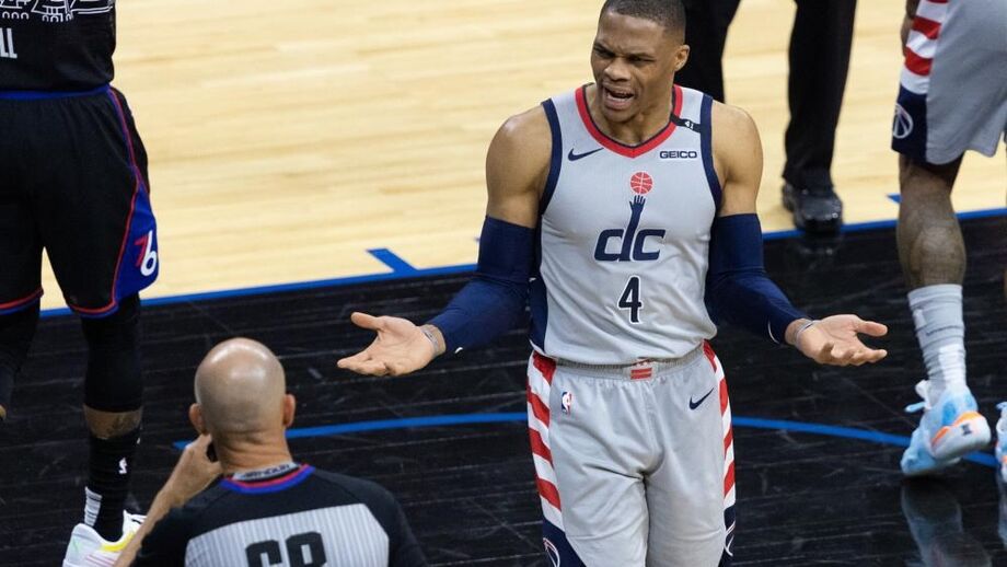 Westbrook revolta-se após ter sido atingido com... pipocas