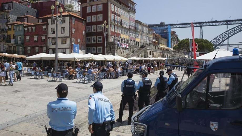 Adeptos ingleses detidos no Porto têm de comparecer dentro ...