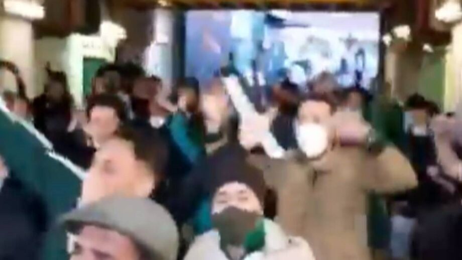 Muitos dos adeptos não usavam máscara 