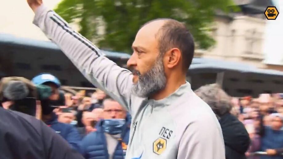 Momento de confraternização com os adeptos na entrada do Molineux, antes do jogo com o Man. United
