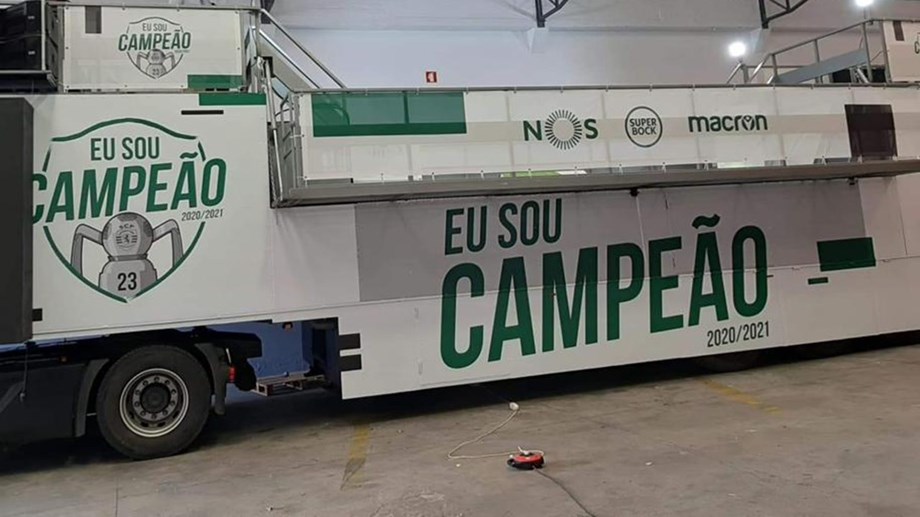 'Eu sou campeão': autocarro já está 'pintado' para a festa do Sporting