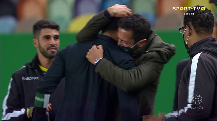 Do abraço emocionado entre Viana e Rúben Amorim às lágrimas de Varandas: os primeiros segundos do Sporting campeão