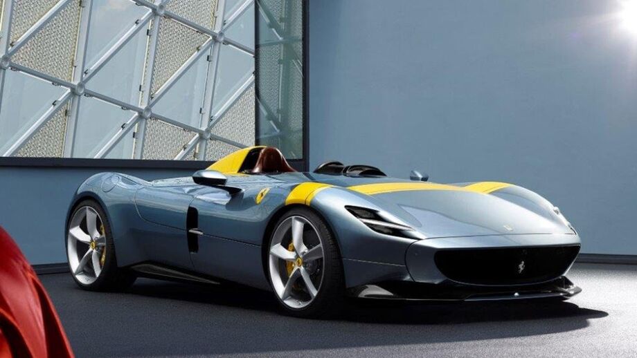 Já este mês, o avançado português visitou a fábrica da Ferrari, em Maranello, e a imprensa italiana avança que juntou mais um à coleção: um Ferrari Monza, roadster que está disponível em duas versões, SP1 ou SP2, à venda por cerca de 1,6 milhões de euros
